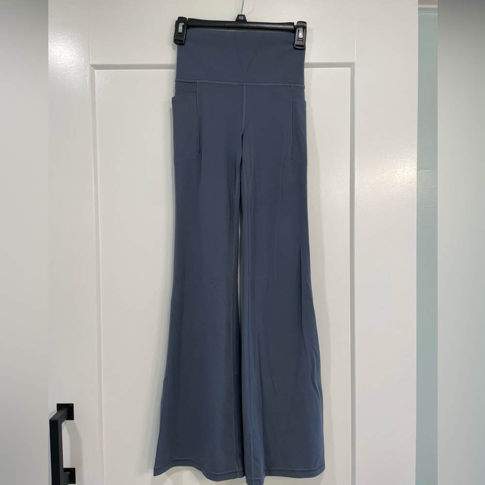 Like New Athleta Salutation Stash Flared Pant women’s size x-small